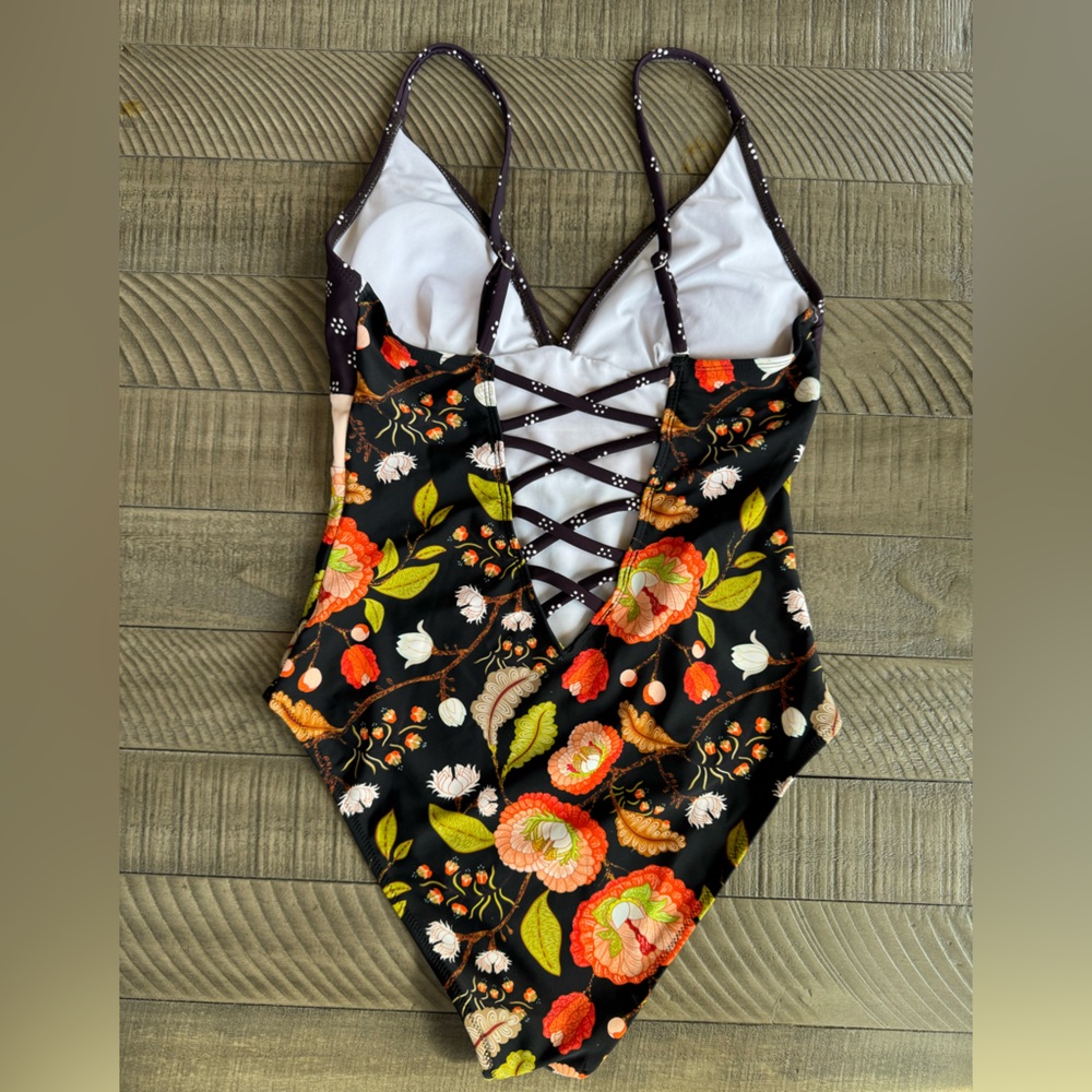Cupshe One Piece Color Block Design Swimsuit Woman’s Size Medium (NWOT) - Picture 9 of 11